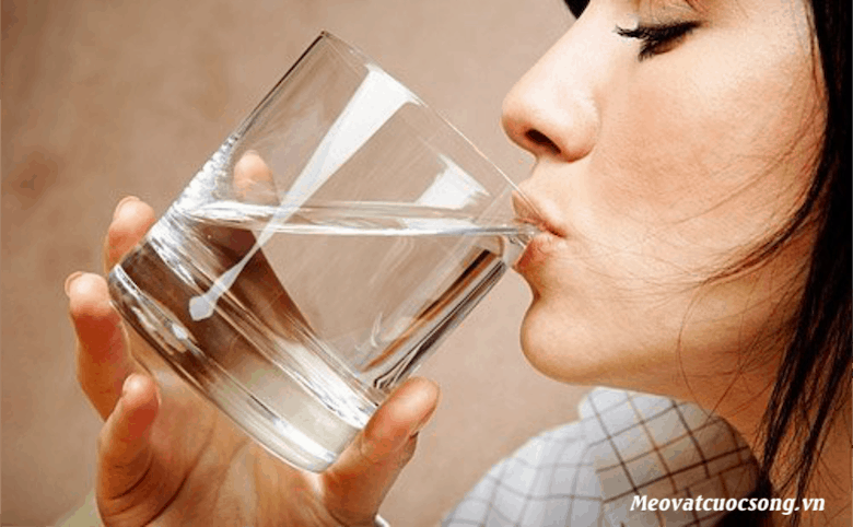Uống nước loại bỏ kim loại nặng trong cơ thể