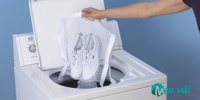 Hướng dẫn cách làm sạch giày thể thao bằng máy giặt