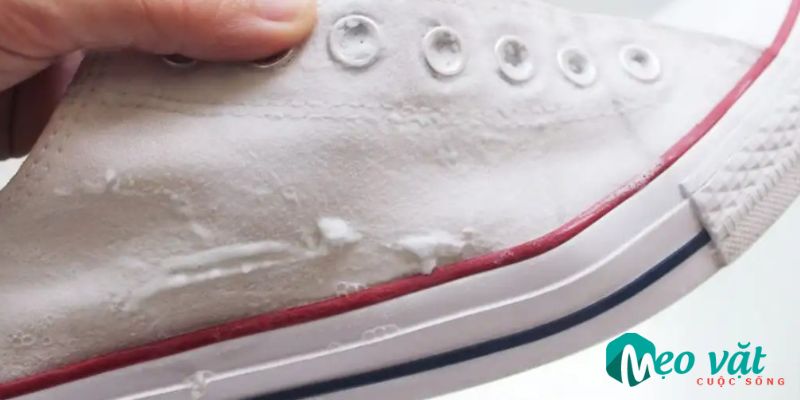Hướng dẫn cách làm sạch giày thể thao bằng tay đúng cách